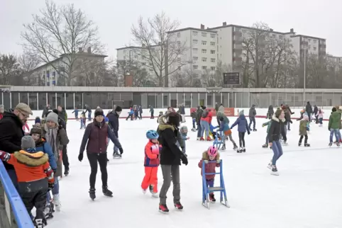 Das Eisstadion an der Saarlandstraße ist ein beliebter Treffpunkt für junge Leute.