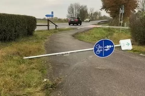 Das Verkehrszeichen ragt in den Radweg hinein. 