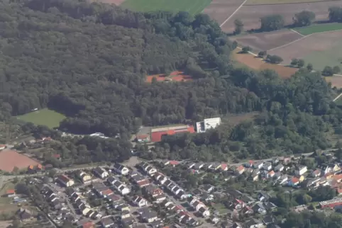 Waldseer Wald: Die Kita-Wagen könnten zwischen Rheinauenhalle (Bildmitte) und Tennisplätzen (oben) aufgestellt werden.