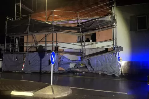 Das demolierte Gerüst in der Speyerer Straße in Mutterstadt. 