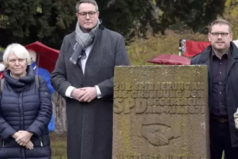 Doris Barnett, Alexander Schweitzer und Christian Schreider (von links) erinnerten an die Anfänge der SPD in Oggersheim. 