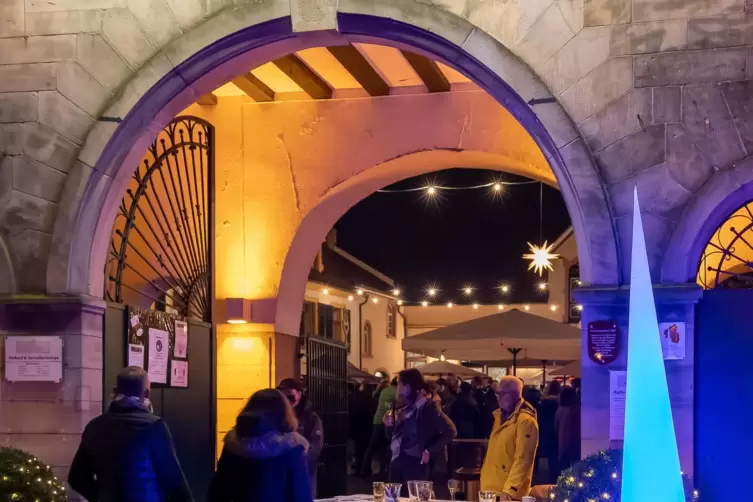 Lichter leuchteten in der Sektkellerei. 