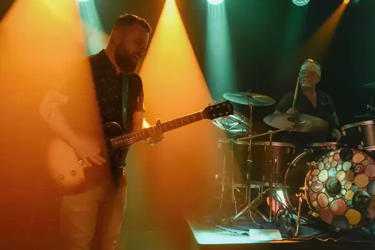 Drummer Armin R&uuml;hl (rechts neben Stefan Kahne) l&auml;sst auch Laut-Leise-Modulationen in sein Spiel einflie&szlig;en. 