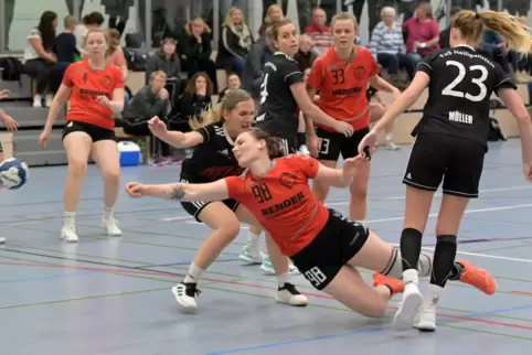 Enges Spiel: HSG-Akteurin Jennifer Fohs setzt sich hier gegen die TuS-Spielerinnen Jasmine Rademacher und Celine Müller durch.