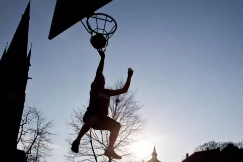Bei Jugendlichen extrem beliebt: Basketball. Der öffentliche Platz an der Benderstraße wird nun saniert. Bei Jugendlichen extrem beliebt: Basketball. Der öffentliche Platz an der Benderstraße wird nun saniert.