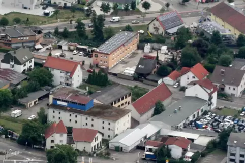 Zwischen Wormser Landstraße und Straße Im Neudeck: vorne der Wartturm, dahinter das Gelände, von dem ein Teil zur Firma Holtzman Zwischen Wormser Landstraße und Straße Im Neudeck: vorne der Wartturm, dahinter das Gelände, von dem ein Teil zur Firma Holtzman