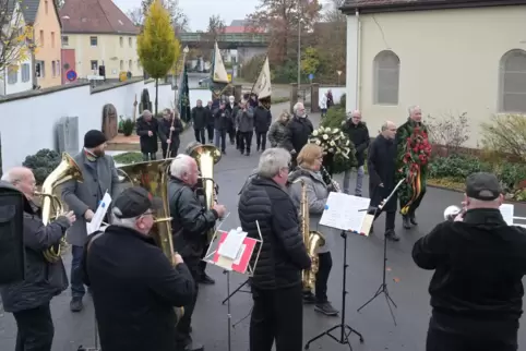 Volkstrauertag in Dudenhofen: Vertreter von Gemeinde und Ortskartell legen Kränze nieder. 