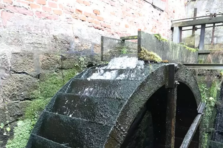 Das eiserne, bemooste Wasserrad von 1970 wird als &bdquo;oberschl&auml;chtig&ldquo; bezeichnet und ist, soweit Augspurger bekannt, das einzige, n