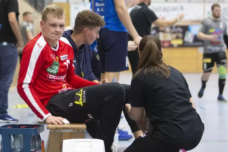 Der 19-jährige Torwart David Späth (rotes Trikot) des Drittliga-Tabellenführers Rhein-Neckar Löwen II war bei einer Rettungsakti