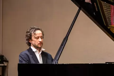 Hoch konzentriert: Martin Helmchen bei seinem Piano-Konzert im Von-Busch-Hof.