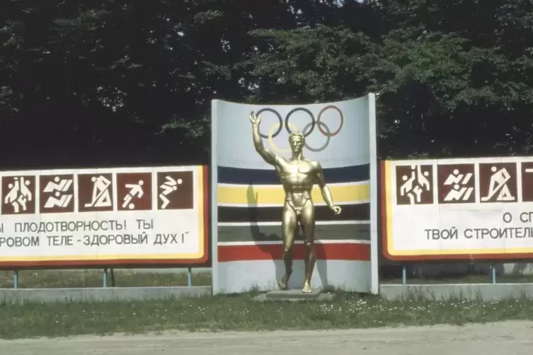 Teil einer kommunistischen Installation: eine der Figuren aus der Reichskanzlei in den 1980er-Jahren auf einem Kasernengel&auml;nde i