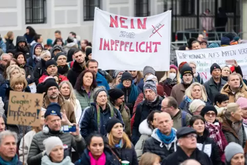  Impfgegner demonstrierten am Sonntag auf dem Wiener Ballhausplatz, nach einem Corona-Krisengipfel der österreichischen Regierun