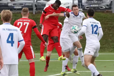 Der Brasilianer Paulo Silva de Souza (Bildmitte in Rot) gewinnt dieses Kopfballduell mit FKP-Torschütze Moritz Jung. FKP-Kapitän