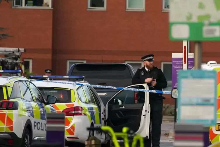 Bei der Explosion eines Autos vor der Frauenklinik in Liverpool ist ein Mensch ums Leben gekommen. 