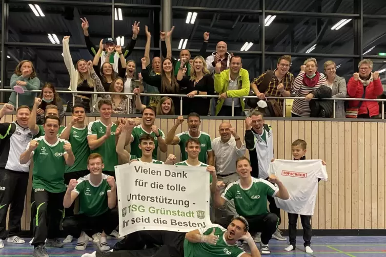 Mit einem Banner bedankten sich die Grünstadter Bundesliga-Turner bei ihren Fans.