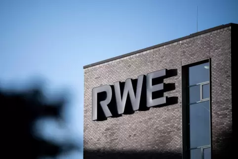 Das Logo von RWE ist an der Fassade eines Gebäudes auf dem RWE Campus in Essen zu sehen.