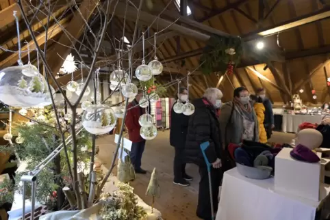In der Schlossscheune ist alles schön dekoriert und erste Weihnachtsgefühle kommen bei winterlichen Glaskugeln und Co. schon vor