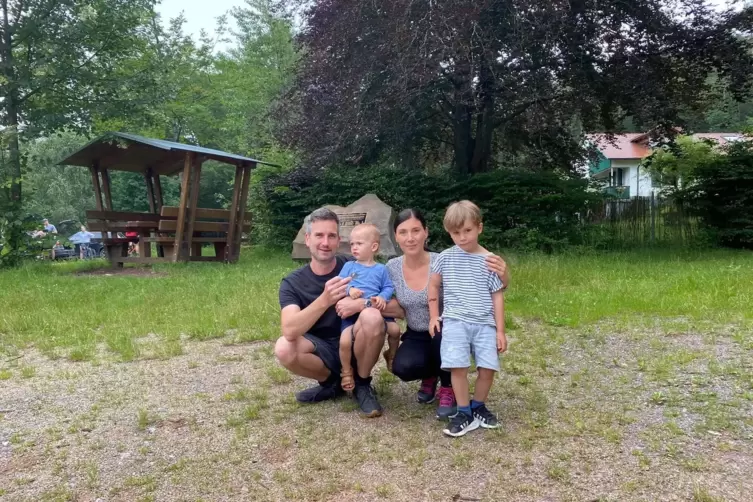 Sandro und Melanie Becker mit dem eineinhalbj&auml;hrigen Noa und dem vierj&auml;hrigen Leo beim Forsthaus Heldenstein.