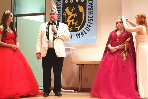 Amtswechsel vollzogen: Laura I., die Ex-Prinzessin des Karnevalverein Waldfischbach, begrüßt Jennifer I. im Amt, der Hofdame Jul