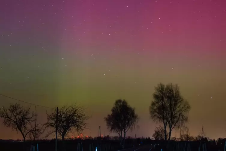Polarlichter leuchten in Mitteleuropa eher in roten Farbtönen, wie diese Aufnahme aus Brandenburg aus dem Jahr 2015 zeigt. 