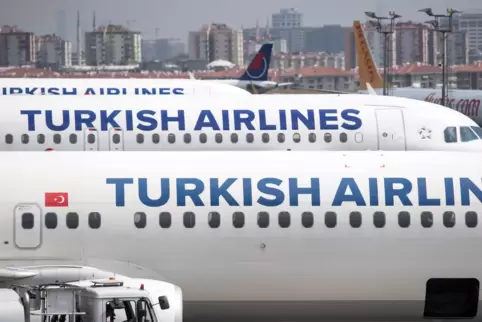  Die Türkei hat den Flughafen Istanbul zu einem Scharnier für Fernreisen zwischen Afrika, Asien und Europa gemacht . 