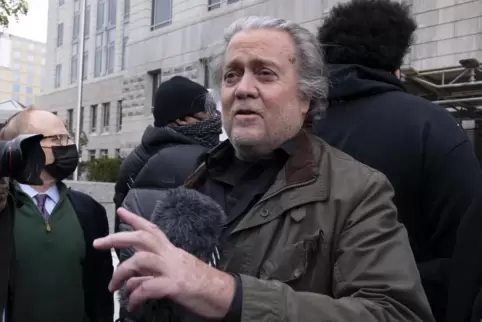 Steve Bannon (M), ehemaliger Chefstratege des Weißen Hauses, kommt in der FBI-Außenstelle in Washington an.