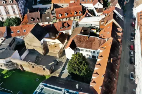 Judenhof: am rechten Bildrand die Kleine Pfaffengasse, in der Bildmitte die schmale Judenhofgasse. Judenhof: am rechten Bildrand die Kleine Pfaffengasse, in der Bildmitte die schmale Judenhofgasse.