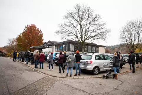 Es bildete sich eine Schlange, die vom Eingang bis hinunter zum Alten Friedhof führte.