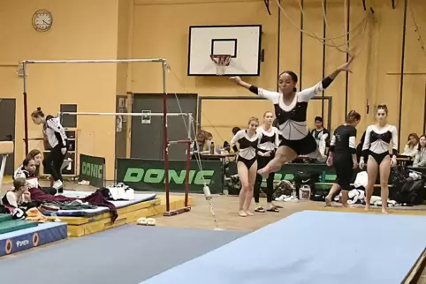 Ungewohnte Wettkampfatmosphäre: In ihrer Trainingshalle unter der Festhalle traten die Turnmädchen der VT Zweibrücken (hier Chia