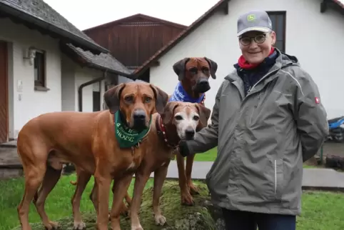 Petra Egalité-Frommberger mit Hope, Fine und Blue (von links).
