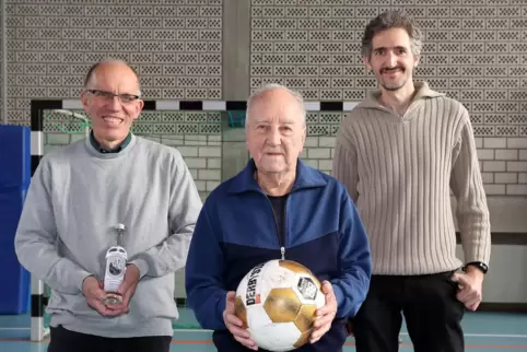Immer wieder freitags wird Fußball gespielt (von links): Pfarrer Andreas Buchholz, der 88-jährige Hans Ackermann und Gruppenbetr
