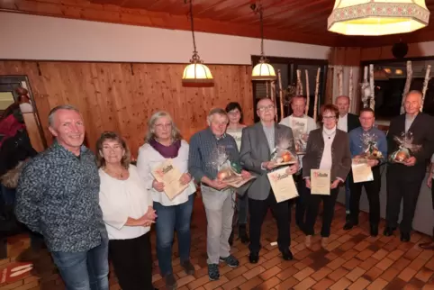 Beim Ehrungsabend des TuS Altleiningen: Stellvertretender Vorsitzender Frank Wilhelm, die Geehrten Notburga Frank, Daniela Rahms