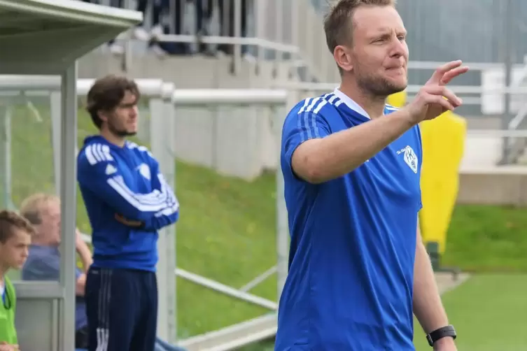 Trainieren die C-Junioren des FKP: Julian Müller (rechts) und sein junger Assistent Nico Stumpf. 