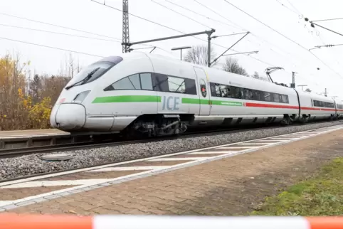 Ein ICE fährt durch den Bahnhof Seubersdorf, an demdie Polizei den Angreifer festnahm.