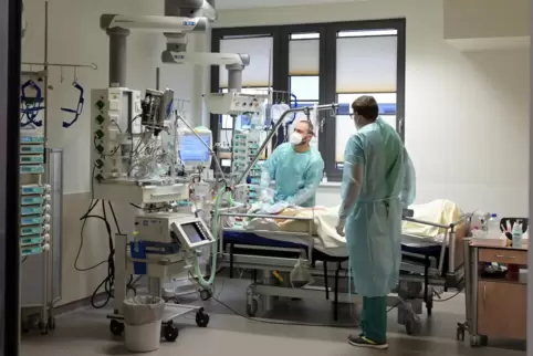 Intensivstation im „Diak“: Dennis Mangold (links) und David Melchers überprüfen den Kreislauf eines Patienten. 