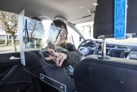 Anna Wirrer-Ohlenschläger, Geschäftsführerin der Taxi-Zentrale in einem der Fahrzeuge.