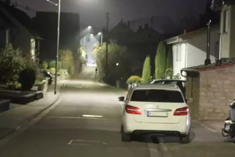 Das Bild zeigt die Situation in der Schulstraße. Dort befinden sich ein Friseur, der Friedhof, der Kinderspielplatz und die Feue
