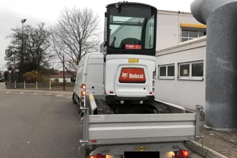 Ohne jegliche Sicherung wurde der Bagger durch Edenkoben transportiert.