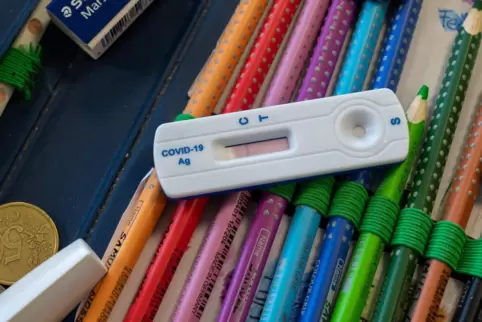 Wie oft sich Schüler künftig selbst auf Corona testen müssen, will Rheinland-Pfalz an die Warnstufen koppeln. Derzeit ist ein Te