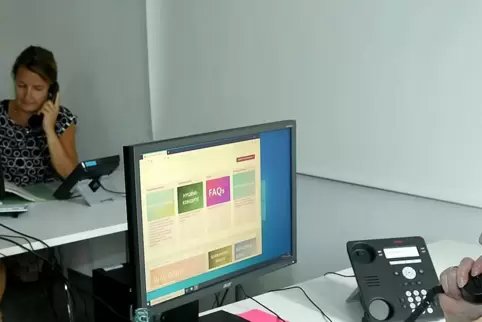Fragen, Fragen, Fragen: Die Telefondrähte laufen heiß beim Gesundheitsamt (im Hintergrund Eva Hoffmann, Abteilungsleiterin Recht Fragen, Fragen, Fragen: Die Telefondrähte laufen heiß beim Gesundheitsamt (im Hintergrund Eva Hoffmann, Abteilungsleiterin Recht
