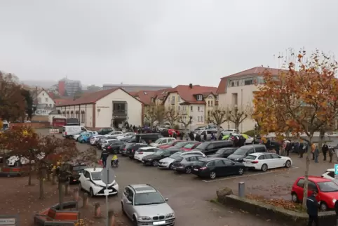 Blick auf die Menschenschlange, die sich von der Schlosshalle in Bad Bergzabern über den gesamten Parkplatz zog.