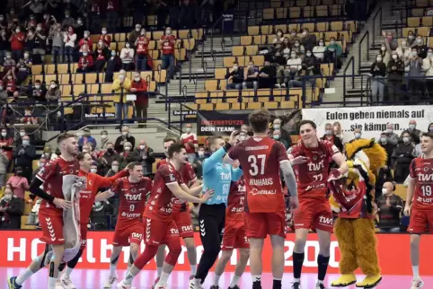 Zwangspause statt Jubel: Einige Spieler der Eulen Ludwigshafen haben sich mit dem Coronavirus infiziert . Alle Spieler des Handb