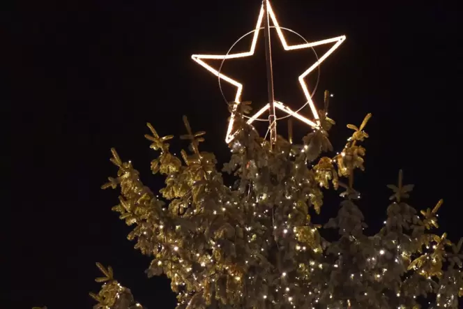 Der Stern leuchtet in diesem Jahr wieder über dem Weihnachtsmarkt. Die Buden konnten etwas lockerer aufgestellt werden. Der Stern leuchtet in diesem Jahr wieder über dem Weihnachtsmarkt. Die Buden konnten etwas lockerer aufgestellt werden.