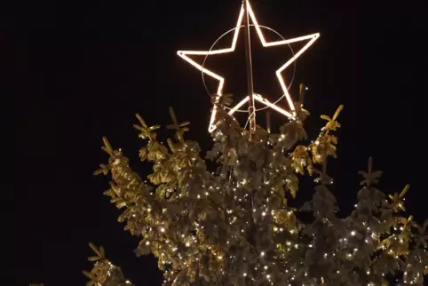 Der Stern leuchtet in diesem Jahr wieder über dem Weihnachtsmarkt. Die Buden konnten etwas lockerer aufgestellt werden. Der Stern leuchtet in diesem Jahr wieder über dem Weihnachtsmarkt. Die Buden konnten etwas lockerer aufgestellt werden.