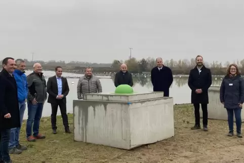 Die Photovoltaikanlage ist am Netz: 66 dieser Betonquader sind im See versenkt und dienen der Verankerung der Anlage. 