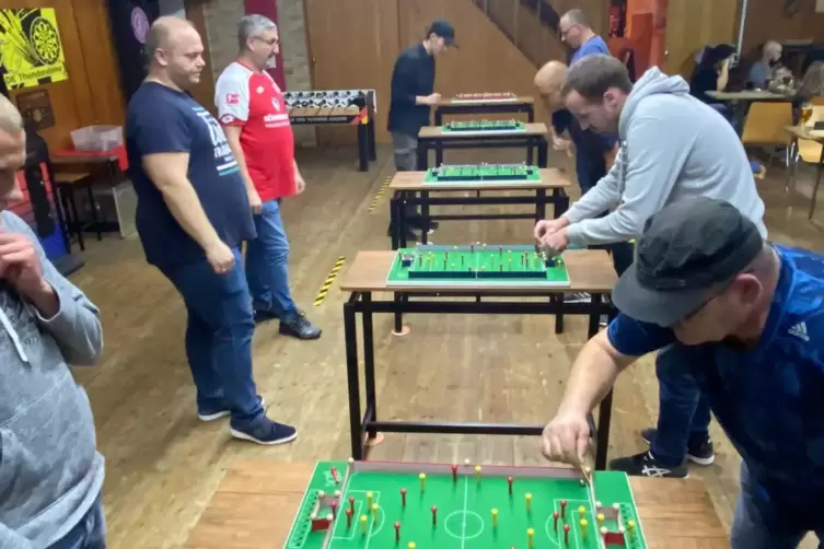 Auch Fu&szlig;ball-Billard &ndash; &bdquo;FuBi&ldquo; &ndash; z&auml;hlt neuerdings zum Angebot beim SV Dielkirchen. Gespielt wird im B&uuml;rgerhaus. 