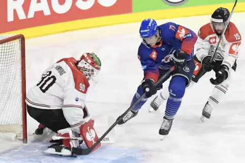 Tor für die Adler: Borna Rendulic erzielt gegen Goalie Matthew Tomkins das 1:0.