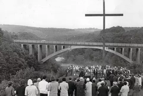 Ökumenische Messe beim Friedenskreuz auf dem Ruhfelsen in den 60er Jahren.
