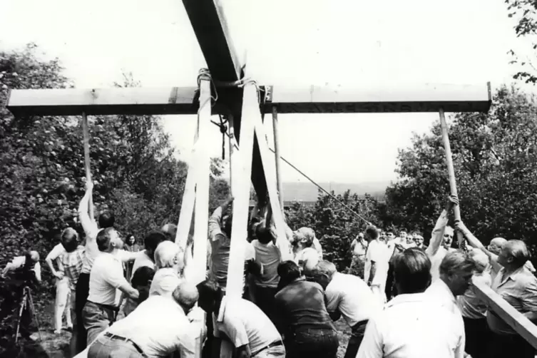 Mit vereinten Kr&auml;ften wurde 1989 das neu gestaltete Friedenskreuz in die H&ouml;he gehievt.
