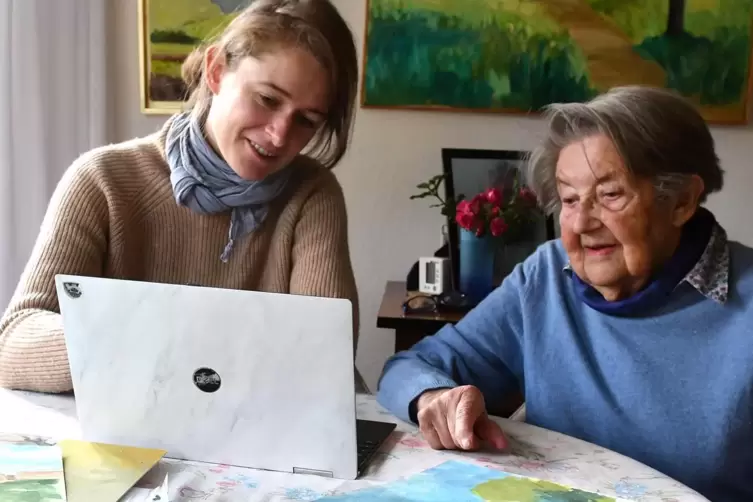 „Alles ist voll“: In den 70 Malerjahren von Ruth Schell hat sich viel angesammelt. Mit Hilfe ihrer Enkelin Lucie Mackert verkauf